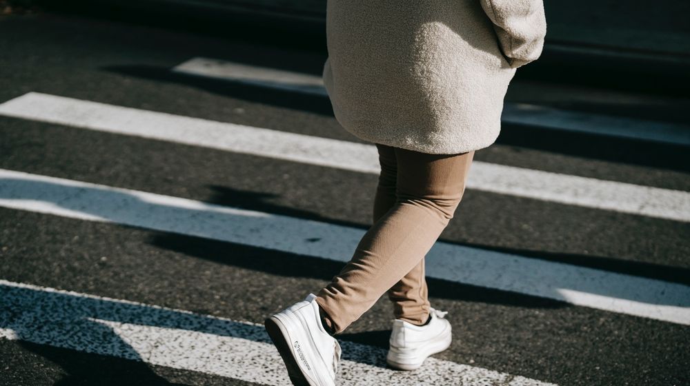 Ilustrasi berjalan, jalan santai, menyebrang