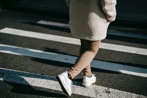 Ilustrasi berjalan, jalan santai, menyebrang