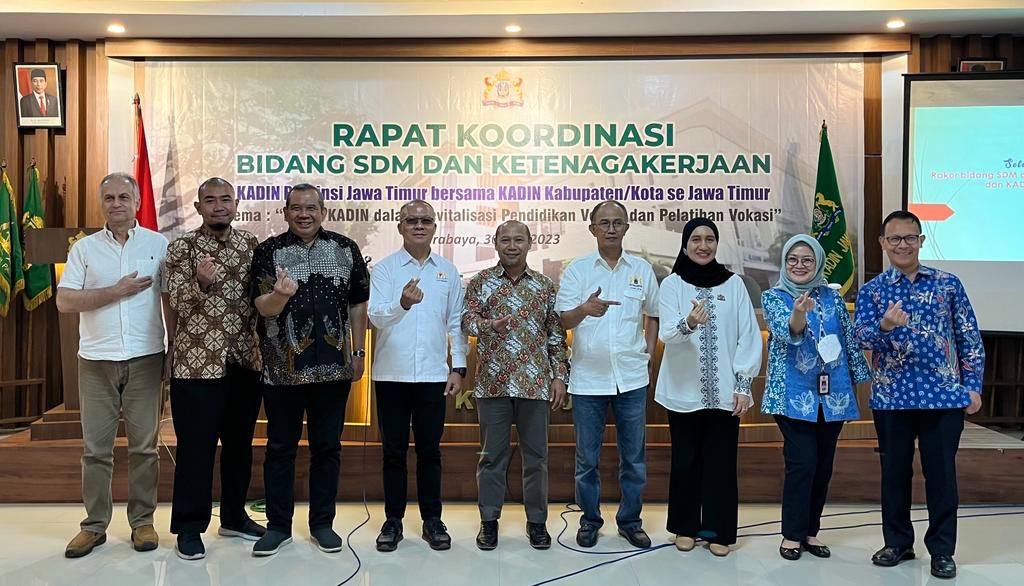 (ki-ka) Wakil Ketua Umum bidang Vokasi dan Sertifikasi Kadin Indonesia, Adi Mhafudz Wuhadji,  Deputi Bidang Koordinasi Peningkatan Kualitas Pendidikan dan Moderasi Beragama Kementerian Koordinator Pembangunan Manusia dan Kebudayaan RI. Prof Warsito, Ketua Umum Kadin Jawa Timur, Adik Dwi Putranto saat Rapat Koordinasi Bidang SDM dan Ketenagakerjaan Kadin Jatim dengan tema Peran KADIN dalam Revitalisasi Pendidikan Vokasi dan Pelatihan Vokasi. Surabaya, Selasa (30/5/2023). 