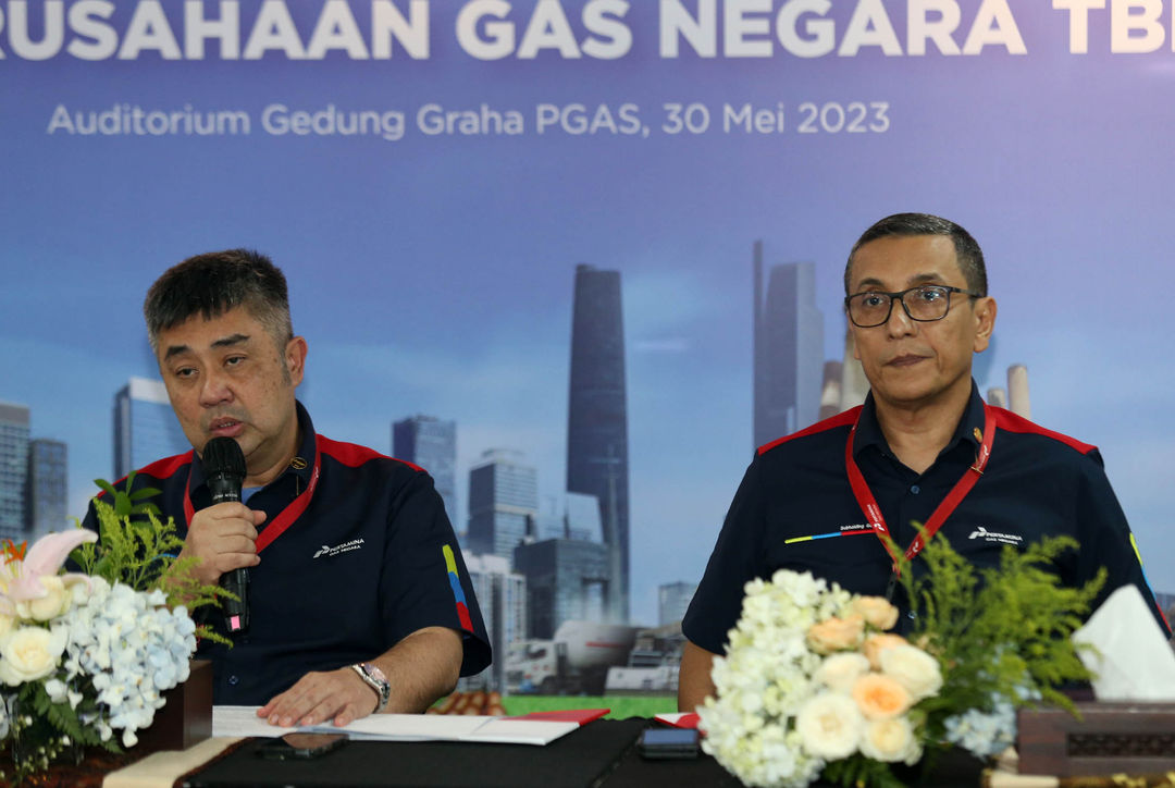 Dari ki-ka :  Direktur Infrastruktur dan Teknologi Achmad Muchtasyar bersama Direktur Sales dan Operasi Faris Aziz, saat Press Conference usai Rapat Umum Pemegang Saham (RUPS) Tahunan PT Perusahaan Gas Negara Tbk (PGN) di Graha PGAS, Jakarta, Selasa 30 Mei 2023. Foto : Panji Asmoro/TrenAsia