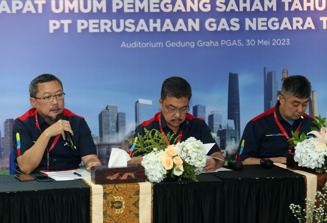 Dari ki-ka : Direktur Keuangan dan Manajemen Risiko Fadjar Harianto Widodo bersama Direktur SDM dan Penunjang Bisnis Beni Syarif Hidayat, Direktur Infrastruktur dan Teknologi Achmad Muchtasyar saat Press Conference usai Rapat Umum Pemegang Saham (RUPS) Tahunan PT Perusahaan Gas Negara Tbk (PGN) di Graha PGAS, Jakarta, Selasa 30 Mei 2023. Foto : Panji Asmoro/TrenAsia