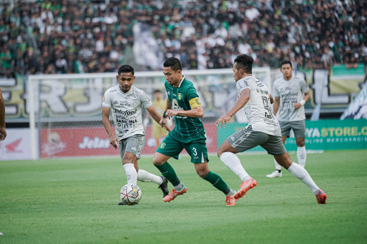 Reva Adi menjadi kapten saat Persebaya Surabaya vs Bali United.