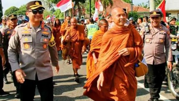 Kapolresta Magelang Berjalan Kaki Sejauh 10 KM untuk Sambut Bhante Thudong Asal Thailand