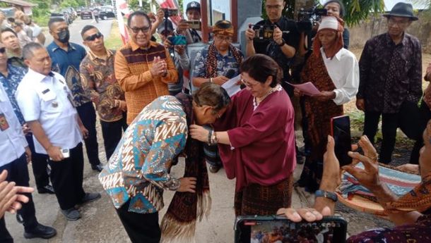 Silahturahmi ke Rumah Masa Kecil Frans Seda Mahfud MD Disambut Secara Adat oleh Ria Bewa Lekeba'i