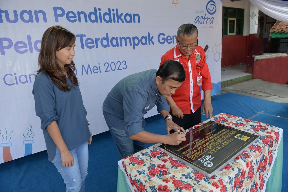 Compliance & Risk Management Director Asuransi Astra, Adi Sepiarso (tengah) didampingi Marketing - Commercial & Health Business Director Indah Octavia (ujung kiri) bersama Kepala Dinas Pendidikan Pemuda dan Olahraga Kabupaten Cianjur, Akib Ibrahim.