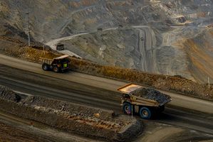 Aktivitas-Penambangan-dan-Pengangkutan-oleh-Haul-Truck-di-Wilayah-Operasional-AMMAN.jpg
