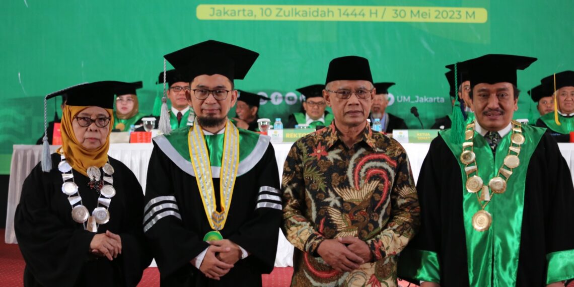Ustaz Adi Hidayat mendapatkan gelar Doktor Honoris Causa (Dr Hc) dari Universitas Muhammadiyah Jakarta (Foto : Muhammadiyah)