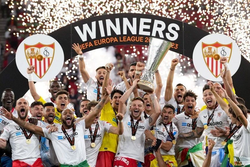 Sevilla merayakan gelar juara Liga Europa 2022/2023 di Budapest, Kamis 1 Juni 2023 dini hari WIB.