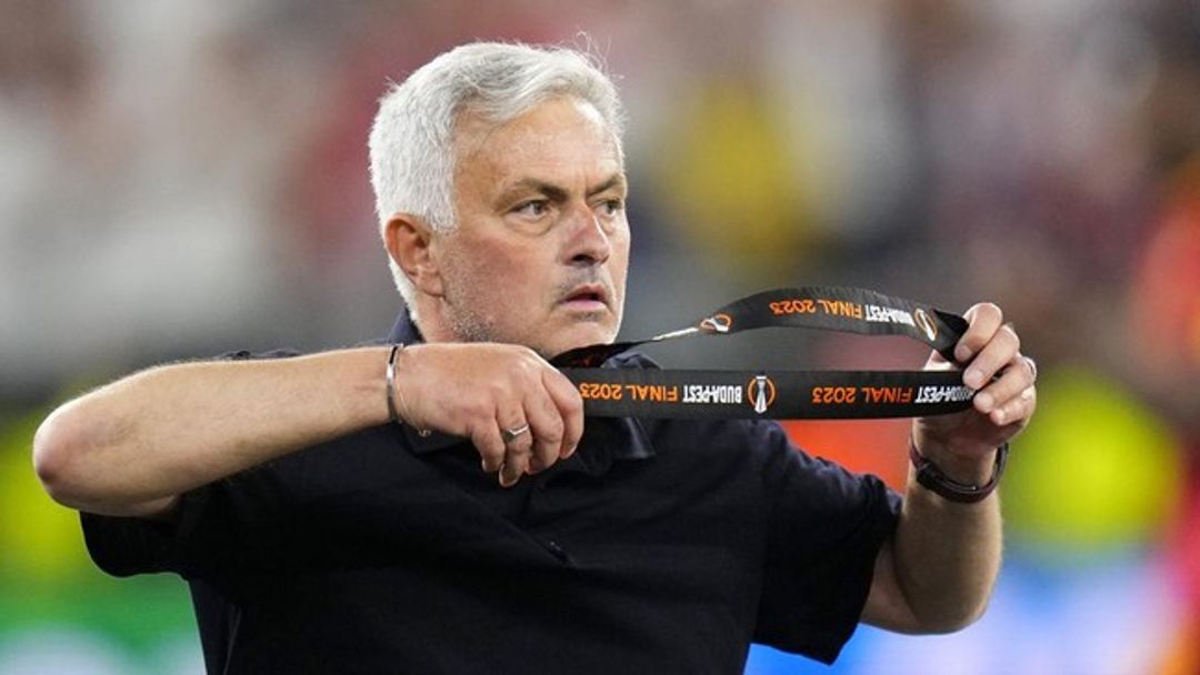 Jose Mourinho bersiap membuang medalinya usai AS Roma hanya meraih runner up Liga Europa 2022/2023, Kamis 1 Juni 2023 dini hari WIB.