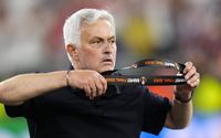 Jose Mourinho bersiap membuang medalinya usai AS Roma hanya meraih runner up Liga Europa 2022/2023, Kamis 1 Juni 2023 dini hari WIB.