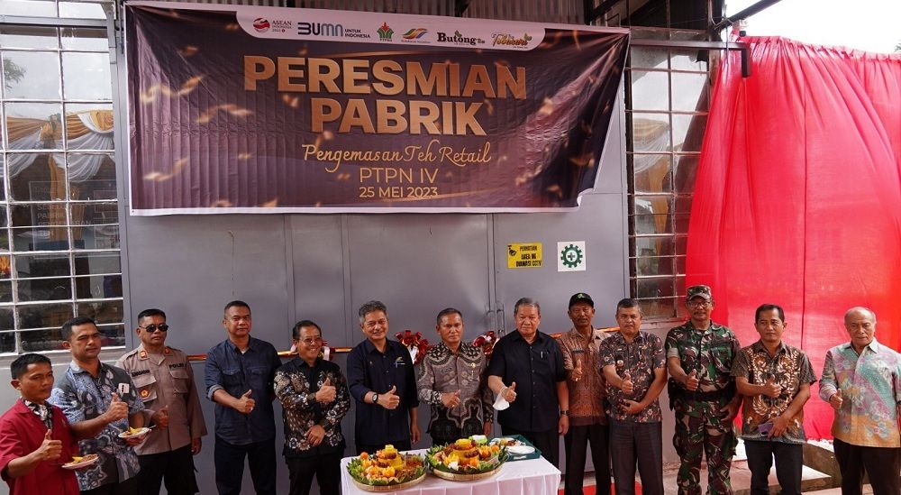 Direktur PT Perkebunan Nusantara 4, Sucipto Prayitno meresmikan pabrik pengemasan teh retail di Kecamatan Sidamanik, Kabupaten Simalungun, Sumut