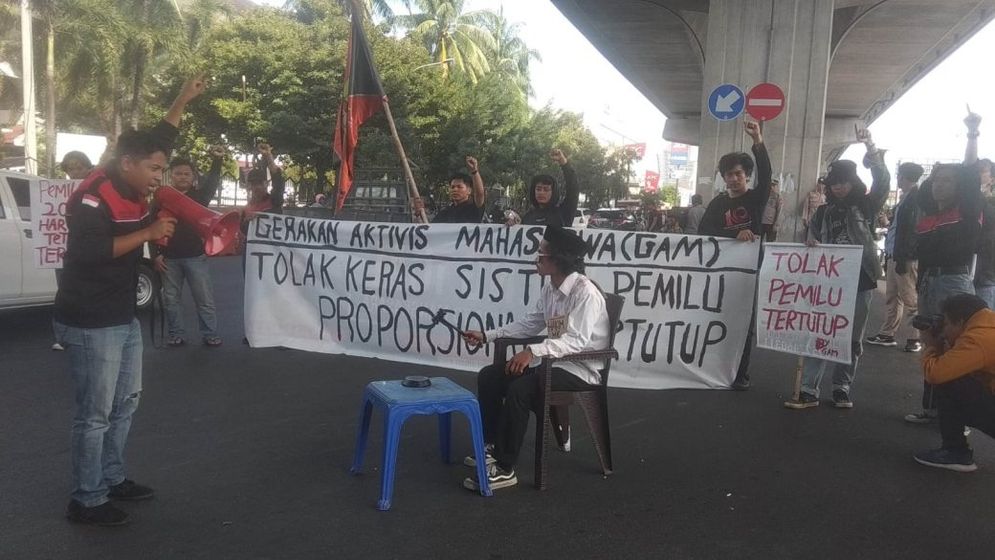 Gerakan-Aktivis-Mahasiswa-di-Makassar-Tolak-Sistem-Pemilu-Proporsional-Tertutup-1040x585.jpeg