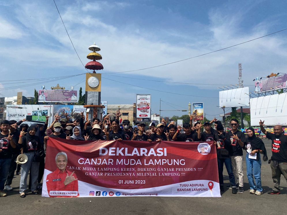 Puluhan anak muda Lampung yang tergabung dalam relawan Ganjar Muda Lampung (Garuda) mendeklarasikan Ganjar Pranowo sebagai Presiden 2024.