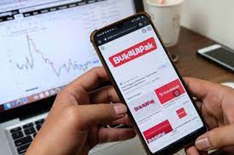 Meskipun berhasil mencetak laba bersih pada 2022, emiten e-commerce PT Bukalapak.com Tbk (BUKA) sepakat untuk tidak membagikan dividen kepada pemegang saham. 
