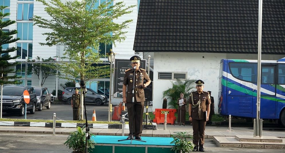 Kajati Sumut Idianto memimpin upacara peringatan Hari Lahir Pancasila di halaman kantor Kejati Sumut