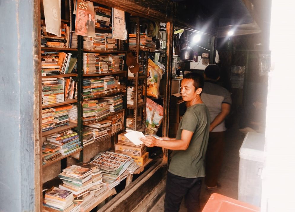 Rasyid pemilik toko buku bekas di Palembang