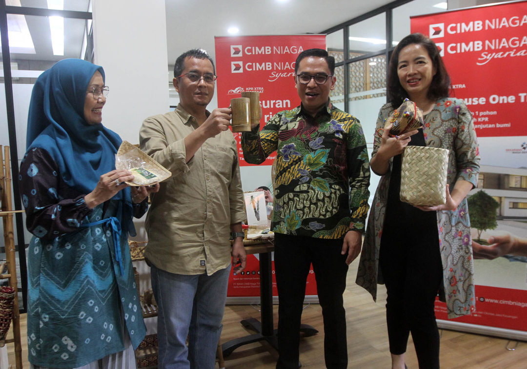 Dari ki-ka : Direktur Komunikasi dan Kemitraan KEHATI Rika Anggraini - Direktur Program KEHATI Rony Megawanto - Head of Secured Lending & Deposit Business CIMB Niaga Febrian Sugiharta - Head of Corporate Governance & Sustainability CIMB Niaga Lina  usai penandatangan kerja sama antara KEHATI dan KPR XTRA CIMB Niaga pada Press Briefing One House One Tree bertema Bambu: Dulu, Kini, dan Masa Depan yang di Jakarta. Foto : Panji Asmoro/TrenAsia