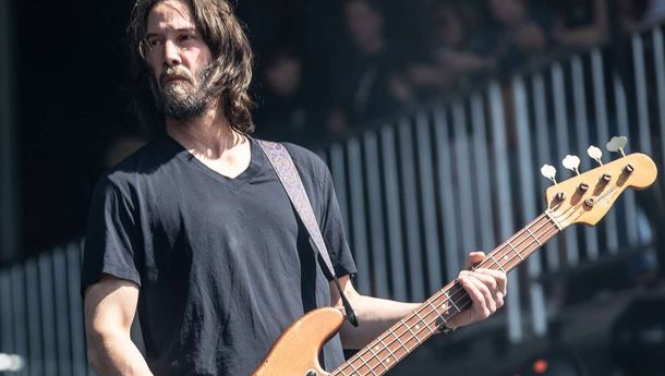 Keanu Reeves Kembali ke Dunia Musik Setelah Vakum 20 Tahun