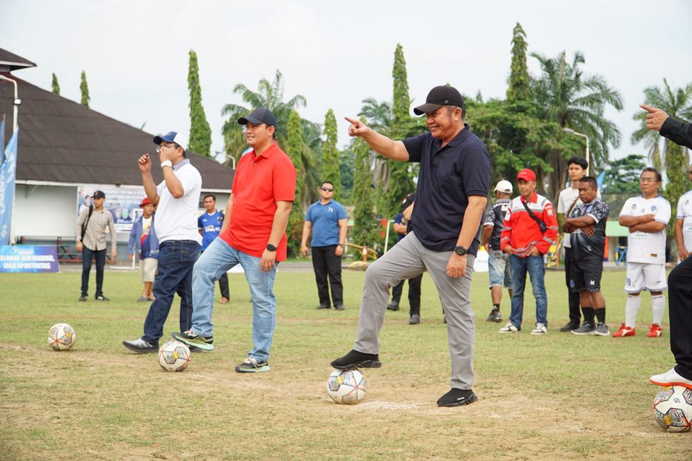 Tetap Bugar saat Usia Kepala 4, Ini Kata Herman Deru Saat Buka Fun Turnament Football Usia 45 Piala Gubernur
