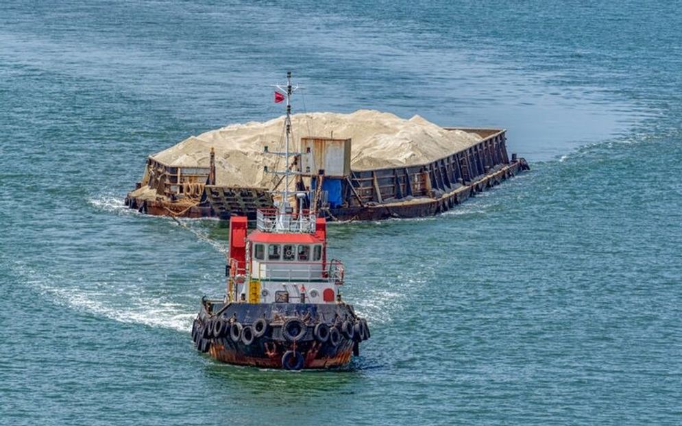 PALEMBANG, WongKito.co - Environmental Reporting Collective (ERC) jaringan global jurnalis yang mendedikasikan kerjanya untuk menyelidiki kejahatan lingkungan, meluncurkan kolaborasi terbarunya berjudul Beneath the Sands (https://www.beneaththesands.earth/) berisi laporan investigasi tentang dampak penambangan pasir pada lingkungan dan komunitas, terutama perempuan dan anak di seluruh dunia.  Seperti diketahui, isu penambangan pasir ini kembali mengemuka setelah Presiden Joko Widodo menerbitkan Peraturan Presiden Nomor 26 Tahun 2023 tentang Pengelolaan Hasil Sedimentasi Laut pada akhir Mei lalu.