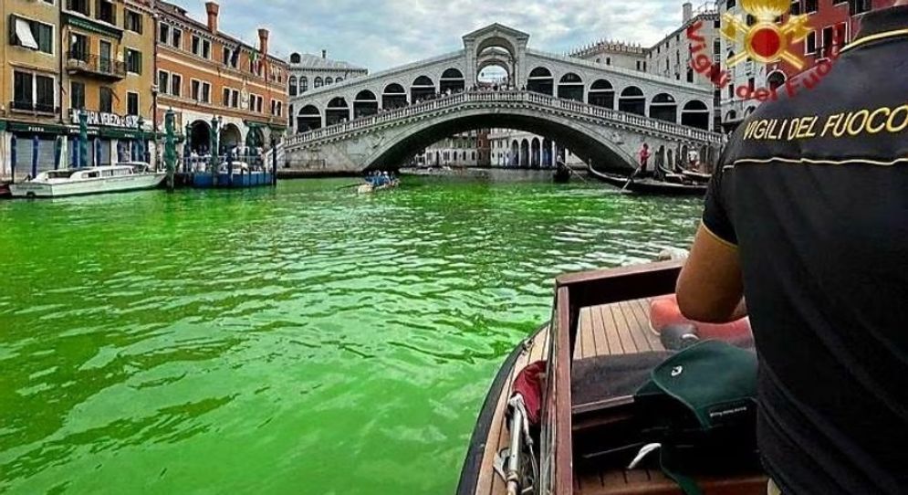 Perairan Kanal Utama Venesia Berubah Warna Hijau