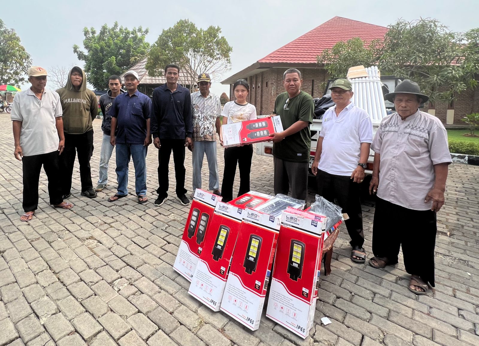 Kandice memberikan bantuan solar panel untuk warga di Desa Segaran dan Desa Segarjaya.