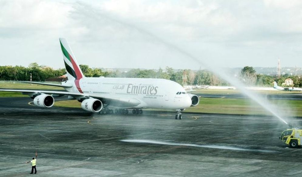 Pesawat A380 andalan Emirates mencetak sejarah sebagai pesawat A380 pertama yang mendarat di Indonesia