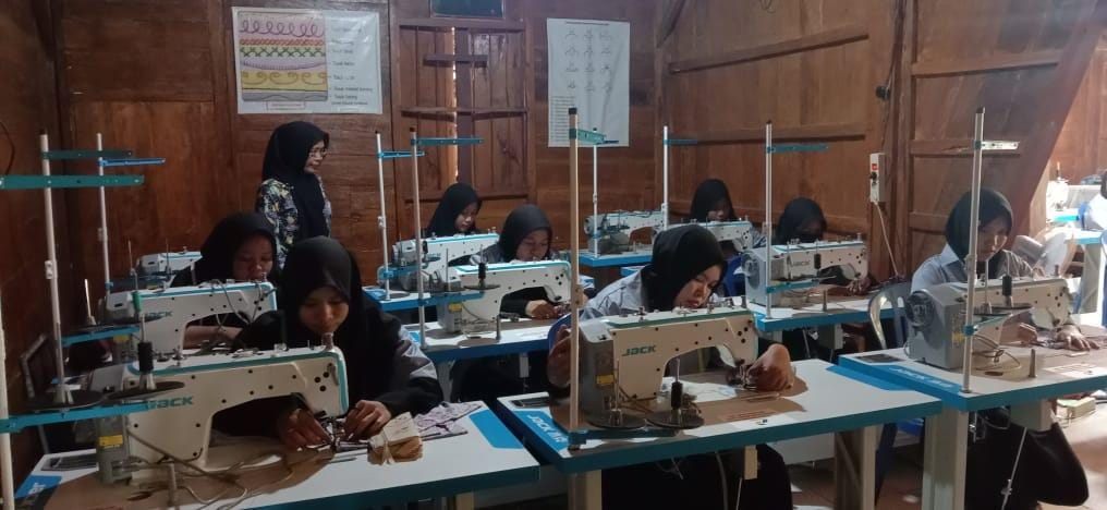 Warga saat mengikuti pelatihan menjahit. 