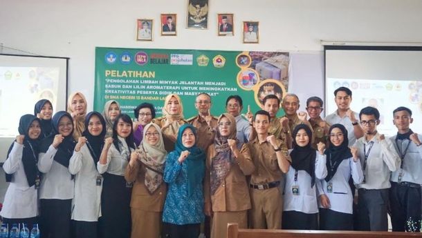 Mahasiswa PPG Prajabatan Fisika dan Kimia Unila Gelar Pelatihan Pengolahan Minyak Jelantah