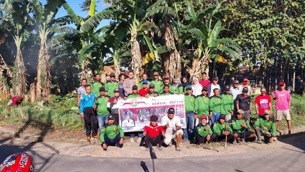 Aparatur Kelurahan Jagabaya III Bandar Lampung Gotong Royong Bersihkan Lingkungan