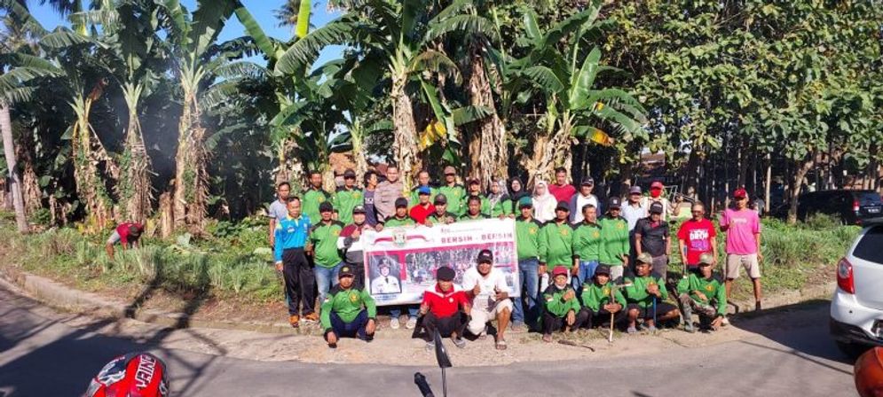 Aparat di Kelurahan Jagabaya III, Kecamatan Way halim kota Bandarlampung menggelar kegiatan Jumat gotong royong dengan membersihkan lingkungan.