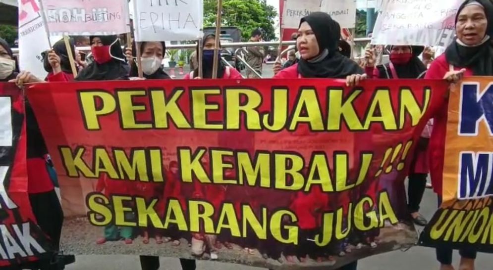 Para buruh perempuan dari PT Phillips Seafood Indonesia Lampung Plant menggelar Demo di Kantor Pemerintah Kota (Pemkot) Bandar Lampung, Rabu 22 Februari 2023.