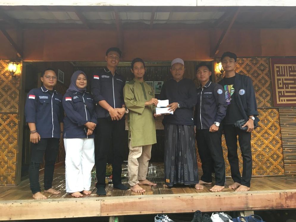 Lembaga Amil, Zakat, Infak, dan Sedekah IIB Darmajaya bersama Badan Eksekutif Mahasiswa (BEM) IIB Darmajaya memberikan bantuan dana pembebasan lahan kepada Pondok Pesantren Daarul Mubtadiin Assuqwani