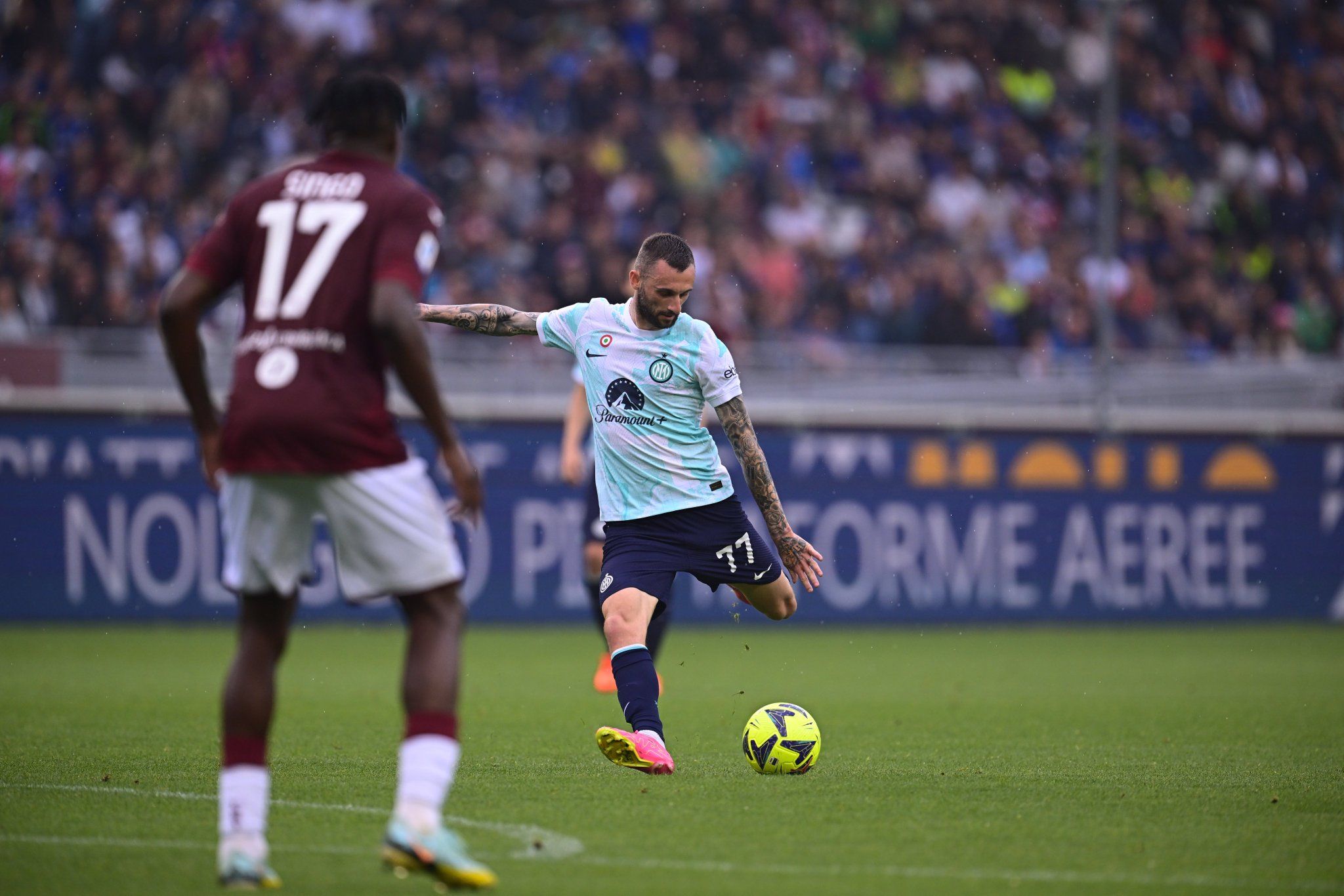 Gelandang Inter Milan, Marcelo Brozovic (kanan) melesakkan tendangan saat melawan Torino di Serie-A akhir pekan lalu. Logo Paramount+ sudah terpampang di jersey Inter.