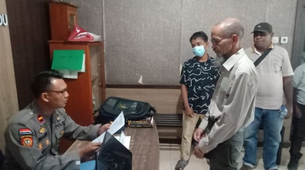 Kuasa Hukum Andreas Sanda  melapor Petrus Dey ke Polres Sikka, Senin (5/6).