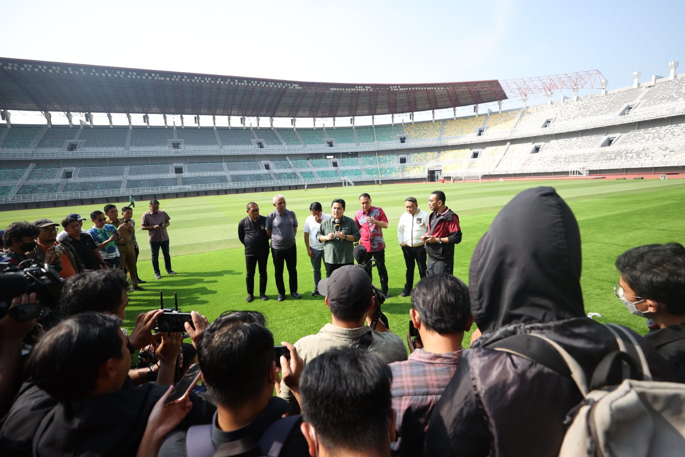 Ketua Umum PSSI, Erick Thohir, memberikan keterangan pers terkait laga Indonesia melawan Palestina di Stadion Gelora Bung Tomo, Surabaya, Selasa 6 Juni 2023.