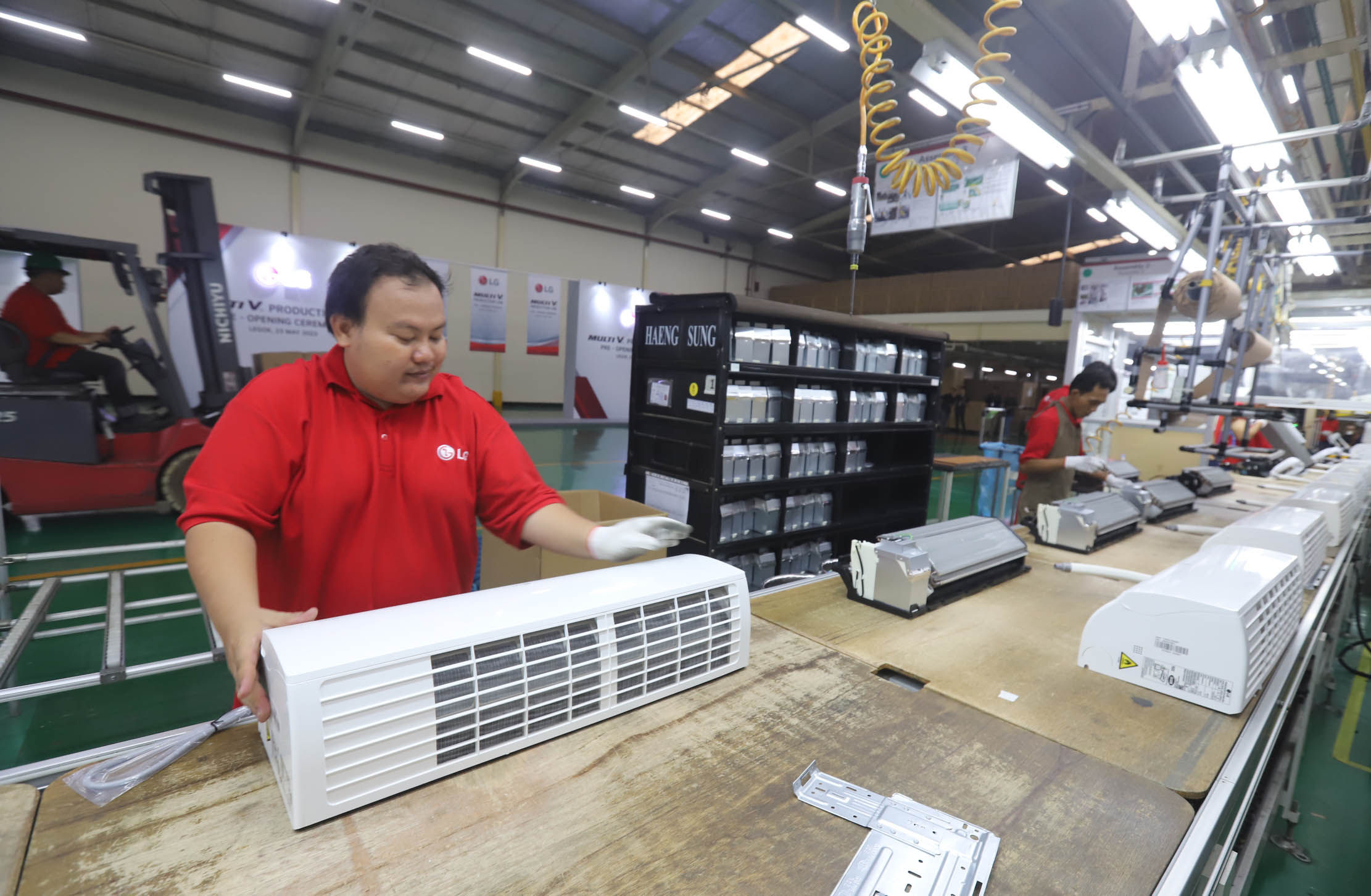 Nampak pekerja menyelesaikan produksi air conditioner (AC) rumahan di LG Factory, Legok, Kabupaten Tangerang. LG akan memproduksi AC Multi V untuk bangunan komersial dan gedung perkantoran pada kuartal IV tahun 2023 dengan target produksi perdana sebanyak 100 unit per bulan. Selasa 6 Juni 2023. Foto : Panji Asmoro/TrenAsia