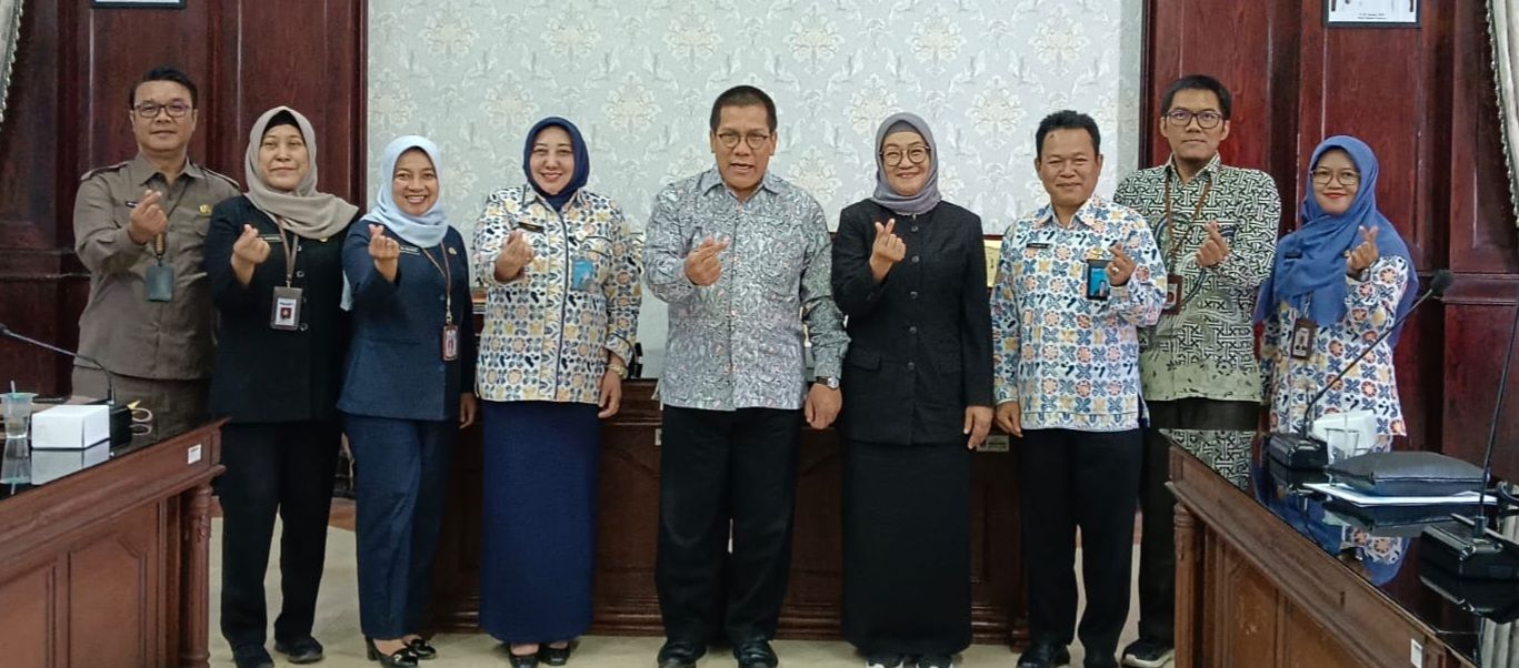 Foto bersama usai rapat dan audiensi BKKBN RI dengan Walikota Surabaya di Ruang Sidang Walikota Surabaya, Selasa (6/6/2023).