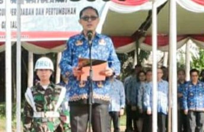 Rektor Unsrat Berty Sompie saat memimpin upacara peringatan Hari Lahir Pancasila. (Foto:Istimewa)