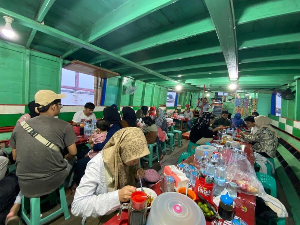 Cobain Deh! Makan Pempek di Warung Terapung, Bonus View Menarik Sungai Musi dan Jembatan Ampera