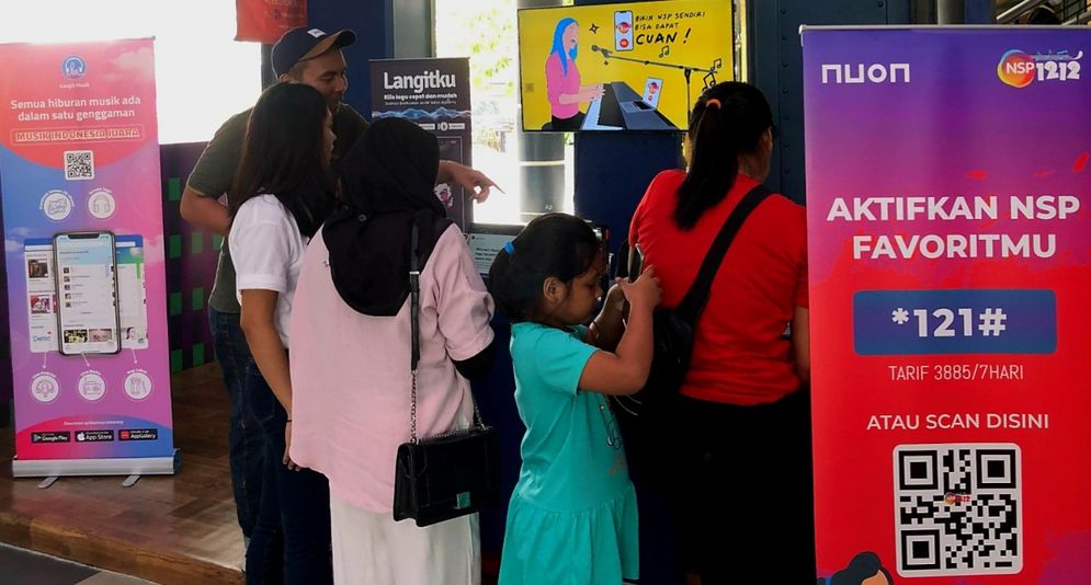Masyarakat mengunjungi booth Nuon Digital Indonesia di gelaran IP Topia Talkshow 2023