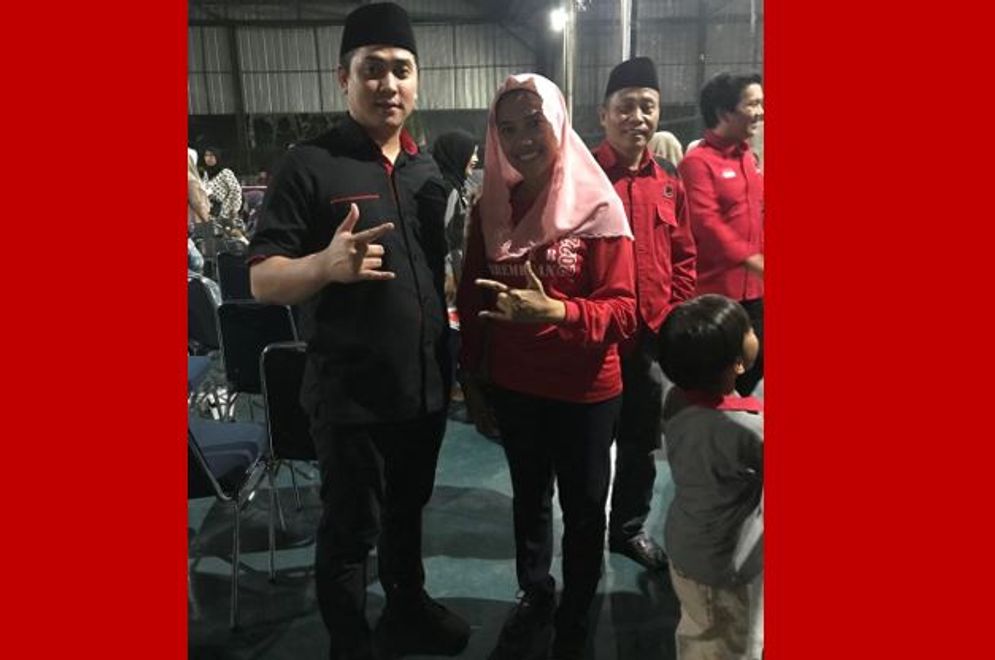 Visna Vulovik bersama  dengan Ahmad Faisyal Hermawan, SE, MM, Ketua Fraksi PDI Perjuangan Kota Bekasi, bacaleg Provinsi Jawa Barat.