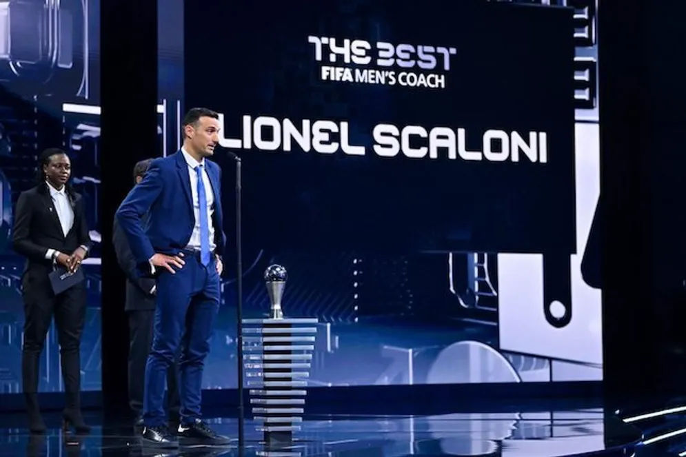 Pelatih Timnas Argentina, Lionel Scaloni, terpilih menjadi pelatih terbaik dalam ajang The Best FIFA Football Awards 2022 di Paris, Selasa 28 Februari 2023 dini hari WIB. (FIFA)