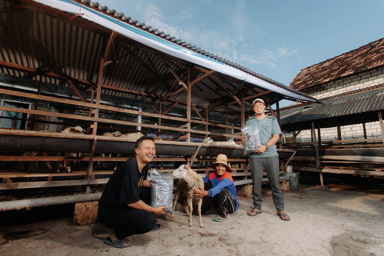 Bantuan peternakan ayam yang digagas PT PLN NP.