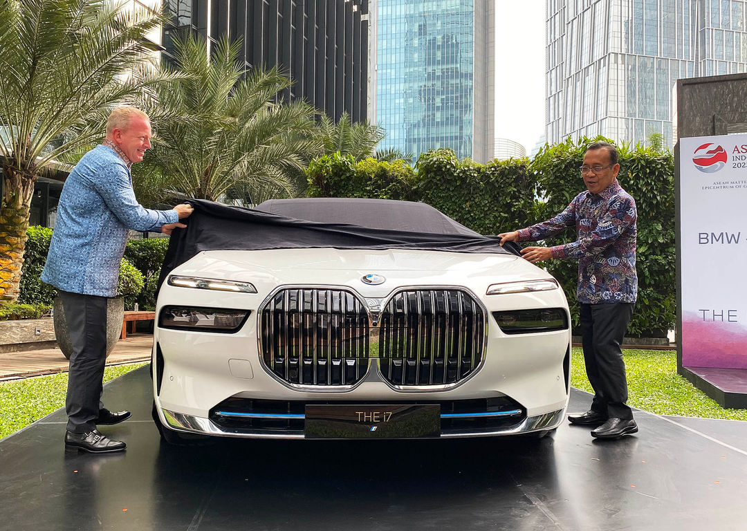 Menteri Sekretaris Negara Pratikno bersama Senior Vice President Sales Region Asia-Pacific, Eastern Europe, Middle East, and Africa Jean-Philippe Parain saat acara serah terima BMW i7 sebagai Sustainable Mobility Partner untuk KTT ke-43 ASEAN PLUS 2023 di Jakarta,6 Juni 2023. Foto : Panji Asmoro/TrenAsia