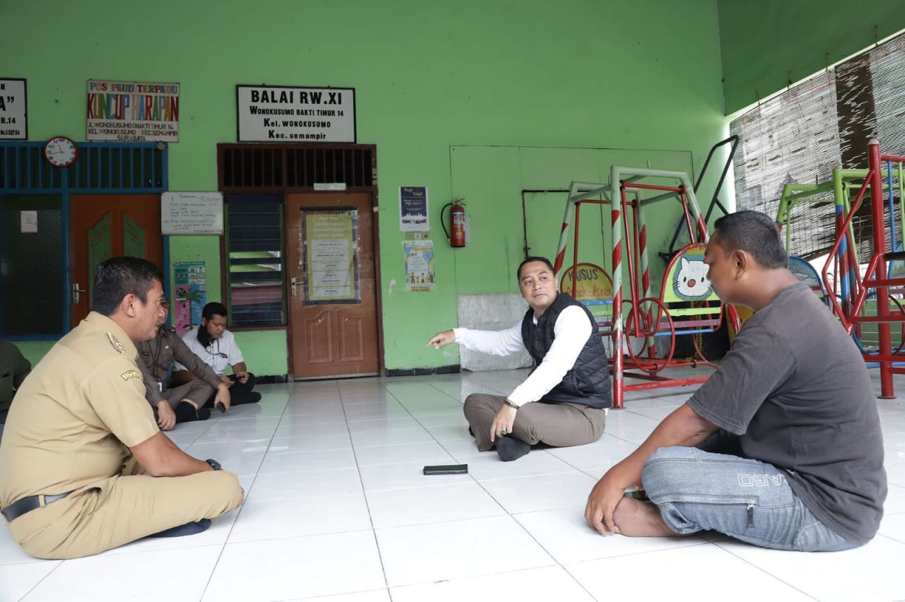 Wali Kota Surabaya Eri Cahyadi berada di salah satu Balai RW di Kota Surabaya.