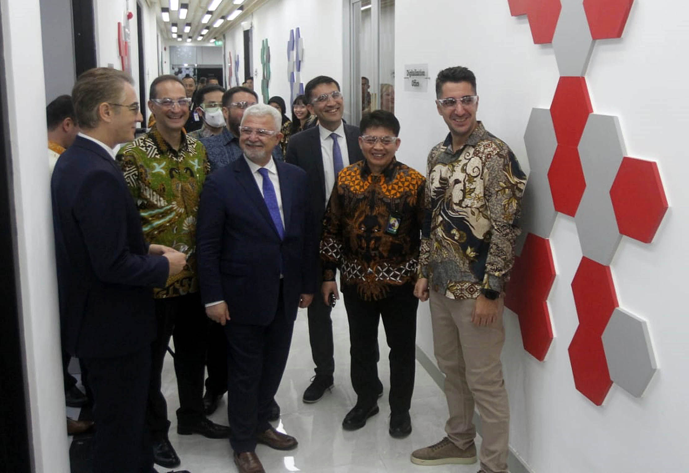 Presiden Direktur PT Indo Kordsa Tbk Omur Mentes, Direktur Industri Tekstil, Kulit dan Alas Kaki Kementrian Prindustrian Adhie Rochmanto , CEO of Kordsa Ibrahim Ozgur Yildirim, President of Turkchan Osmen Hakan Capken Saat meresmian APAC Technical Center di Citeureup, Bogor 8 Juni 2023. Foto : Panji Asmoro/TrenAsia 