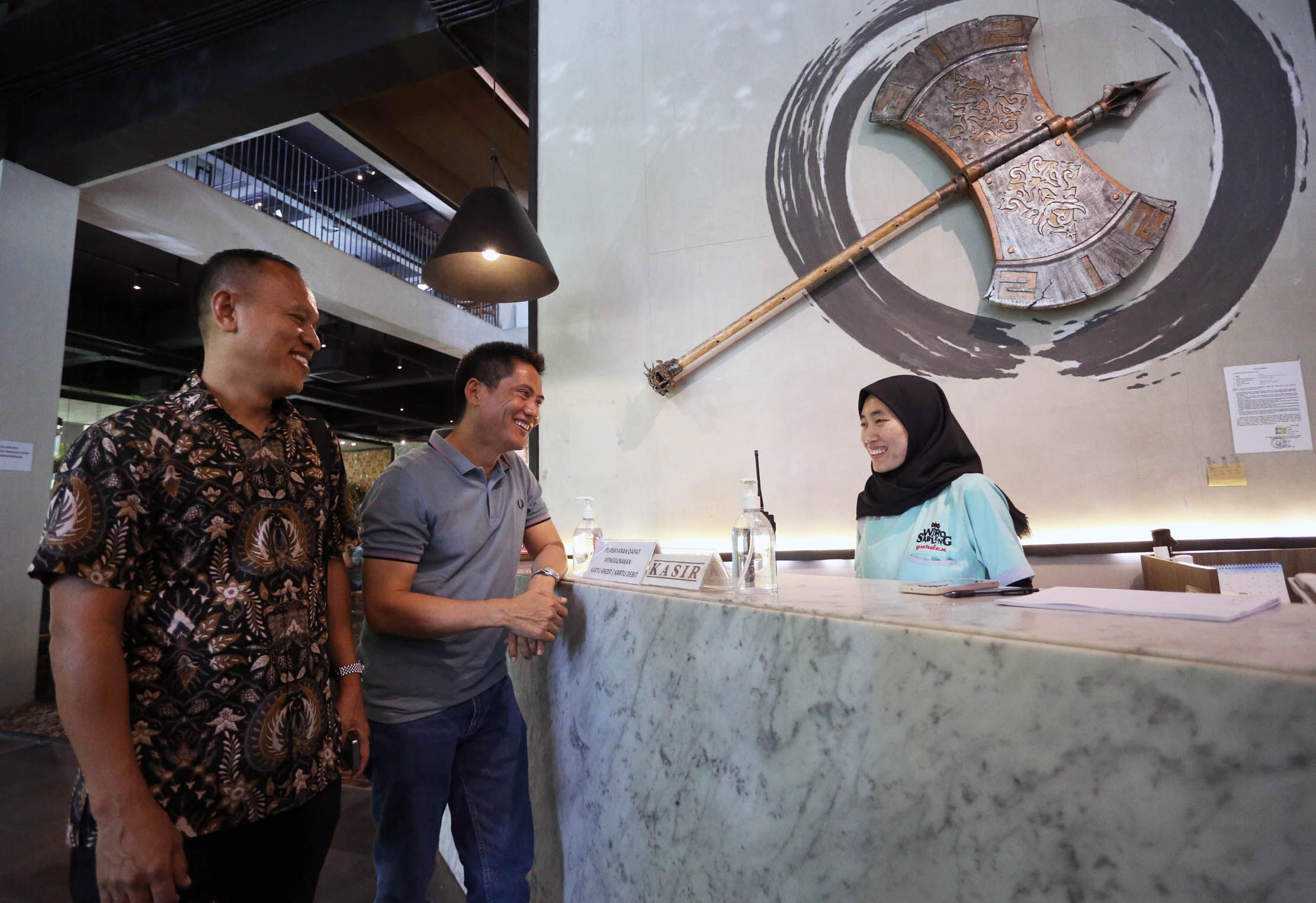 Pemilik Wiro Sableng Garden Kasno dan  Ikhsan  berbincang dengan karyawan restoran di gerainya, kawasan Kelapa Gading, Jakarta. Kamis 8 Juni 2023. Foto : Panji Asmoro/TrenAsia