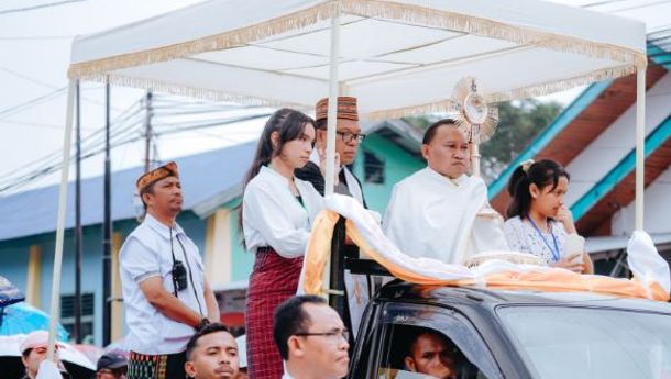 Tujuh Paroki di Keuskupan Ruteng Gelar Prosesi Sakramen Maha Kudus, Ini Harapan RD Gabriel Harim