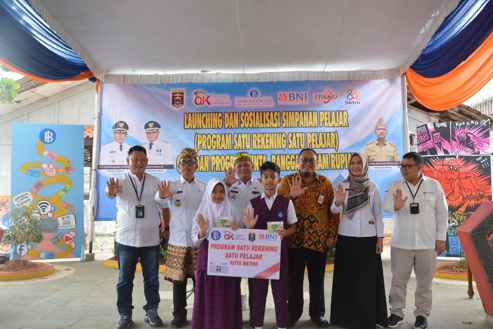 OJK Lampung bersama Bank Indonesia dan Pemerintah Kota Metro melalui program Tim Percepatan Akses Ekonomi Daerah (TPAKD) Kota Metro melakukan launching program Satu Rekening Satu Pelajar (KEJAR) 